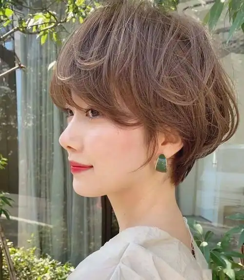 干净利落的短发从修饰程度来看,好看减龄不挑人.