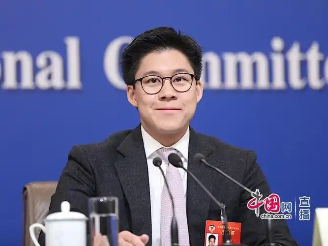 霍启刚委员用四个问题三个方向说明粤港澳大湾区