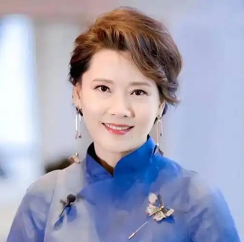 看到"何赛飞"的穿搭后,发现女人直面衰老,比假装年轻更优雅_显得_中