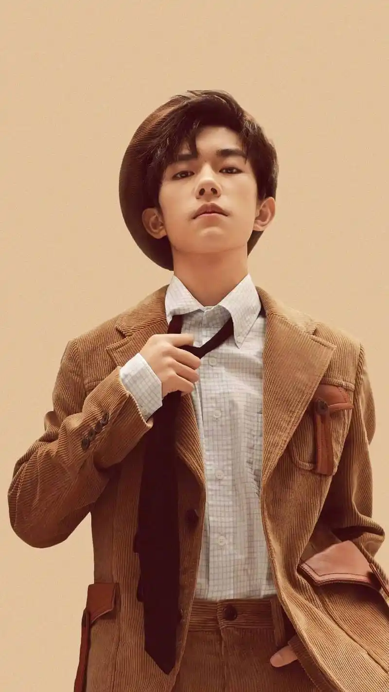 tfboys分享191201易烊千玺戴贝雷帽合集从小到大的帅气