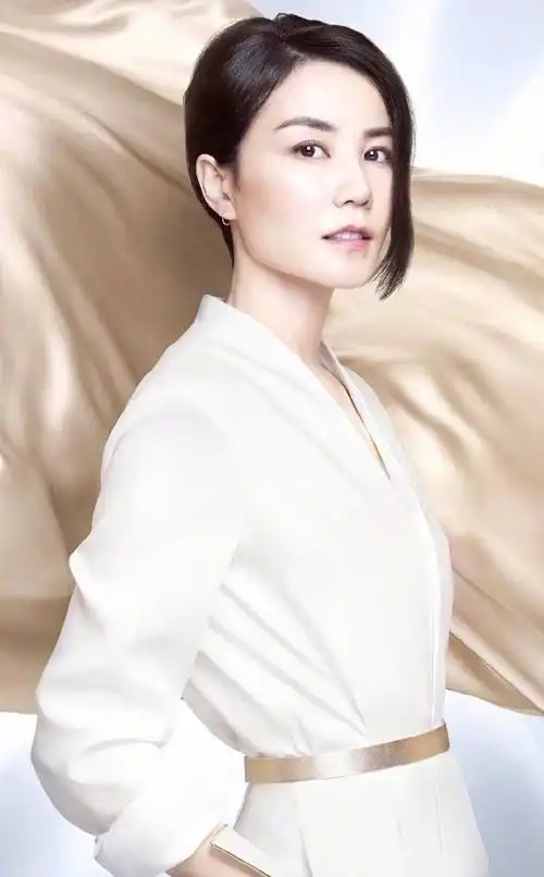 王菲的"霸气站"火了,穿斑马鞋脚与地成80度,一般人站不稳