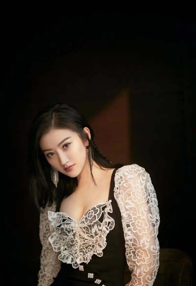 景甜难得这么妩媚,蕾丝袖配吊带裙,下摆开叉秀出好身材,成熟魅力挡不