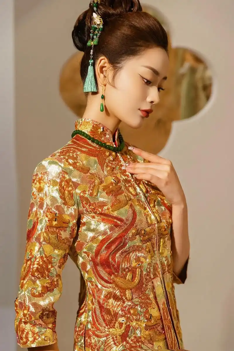 金光淡雅78美到通透独特的龙凤褂."择龙风嫁衣,结姻亲之好"  - 抖音