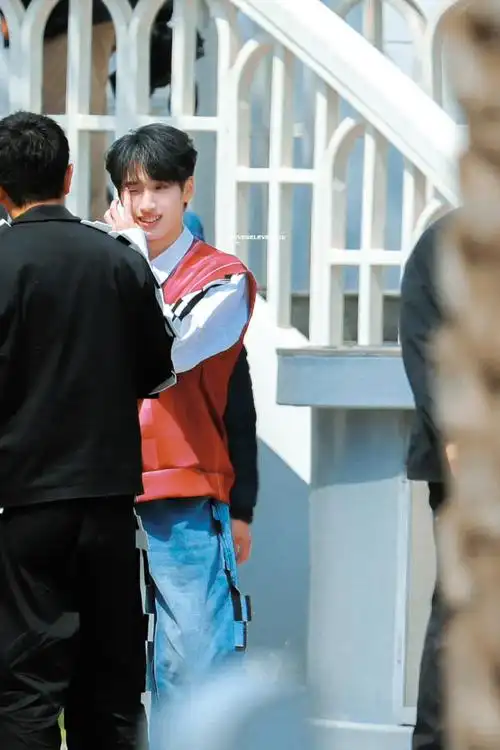 造型#严浩翔今日《极限挑战》录制饭拍红色马甲牛仔裤造型元气满满!