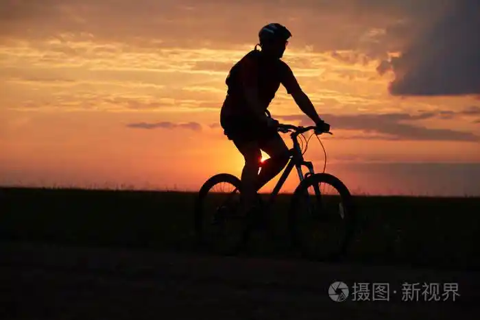 比克尔晚上骑在路上.室外红黄色背景