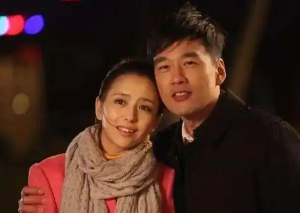 在同学会上,王耀庆遇到了郭晏青.