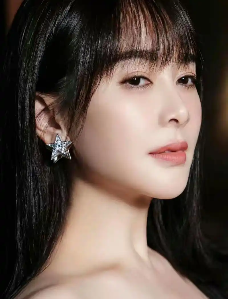 左小青,放下刘海美回青春!