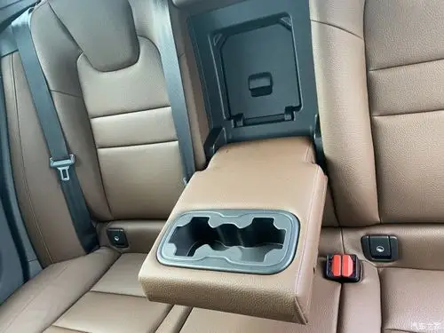 后排的中央扶手箱