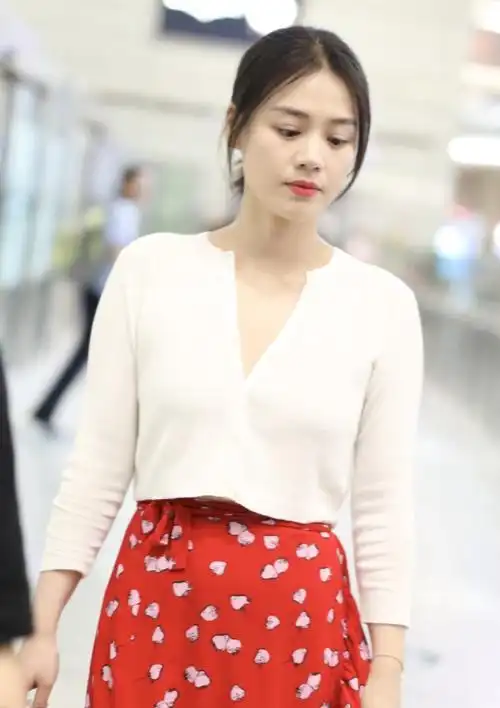 马思纯机场旧照被翻出针织衫半身裙青春靓丽还是瘦点好