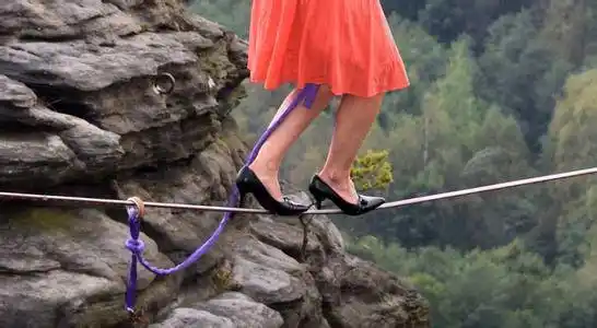 求穿高跟鞋走钢丝的照片