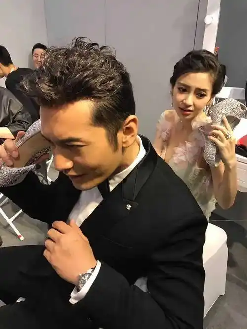 曝和经纪人争吵,代言海报被丢在地上,联系商家被拒绝_本人_黄晓明