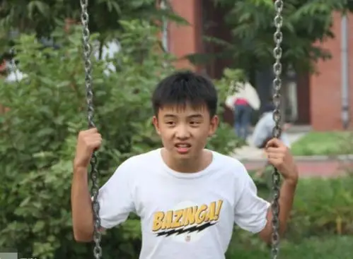 7岁出道出演50多部戏,搭档易烊千玺仍不温不火,如今变得不敢认_郑伟