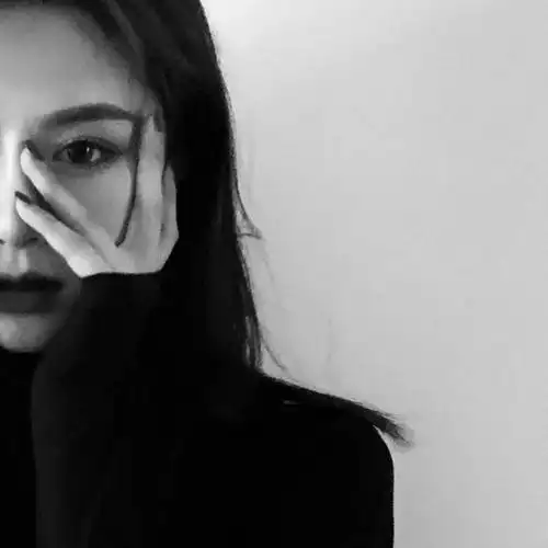 【微信头像】女半身黑白