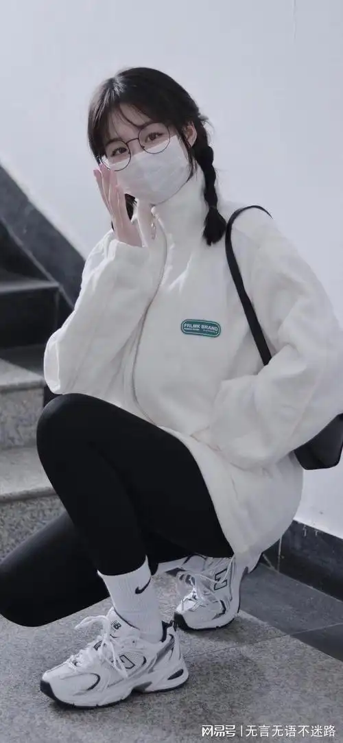 戴口罩的双马尾少女,俏皮可爱