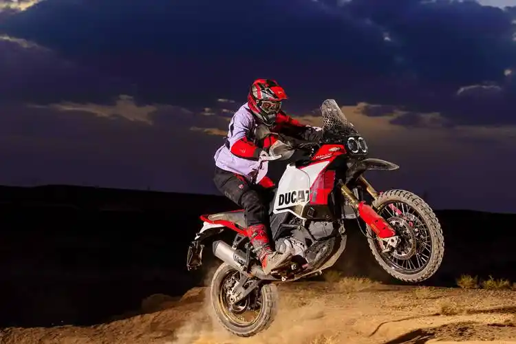 户外特写:杜卡迪 2024 desertx rally 沙漠 x 拉力版(1)_搜狐汽车