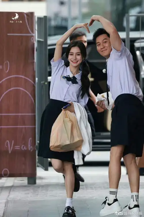 杨颖翘脚比心##杨颖李晨比心合照