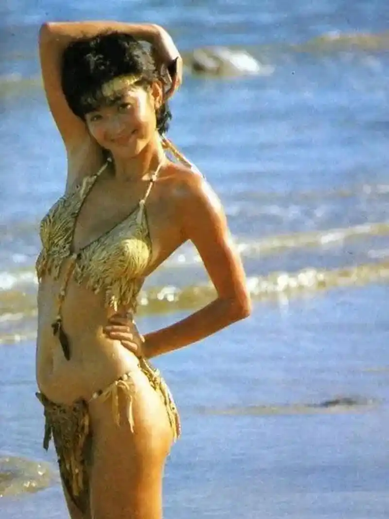 林青霞最美沙滩泳装照.