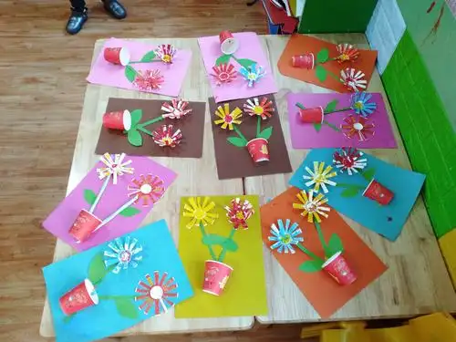 西曲幼儿园小班手工:《花儿朵朵》材料:卡纸,双面胶,颜料,一次性纸杯