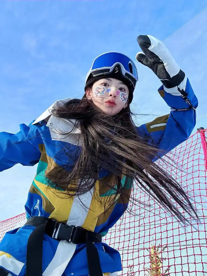 杨超越|元气满满的滑雪照.#用滑雪打开新的一年 #杨超越 # - 抖音