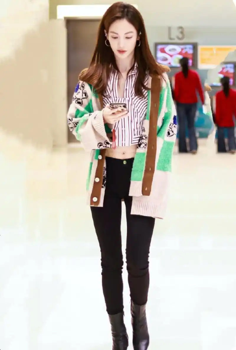 金晨穿短衫配紧身裤走上街头秀完美身材曲线引领时尚潮流