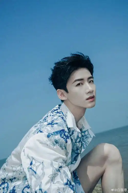 白敬亭海边拍照##白敬亭的腿毛