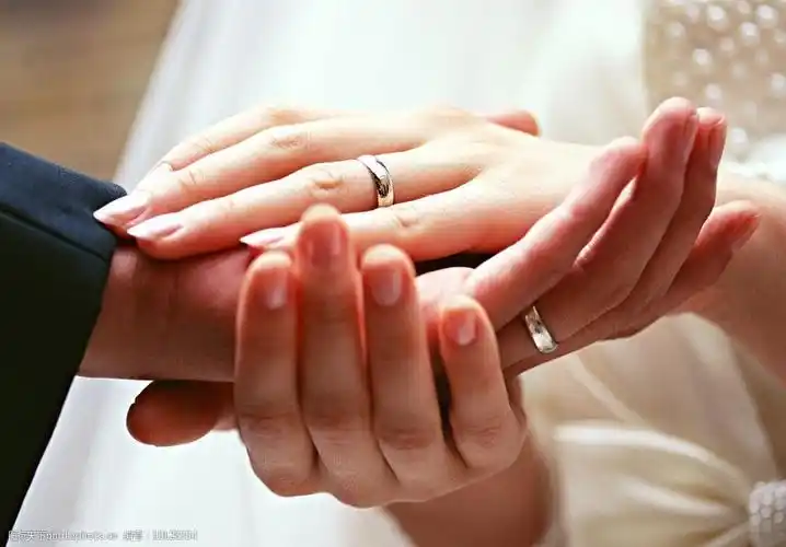 关键词:婚礼中的手拉手 结婚 婚礼 钻戒 手 男女 交换 手拉手 托付