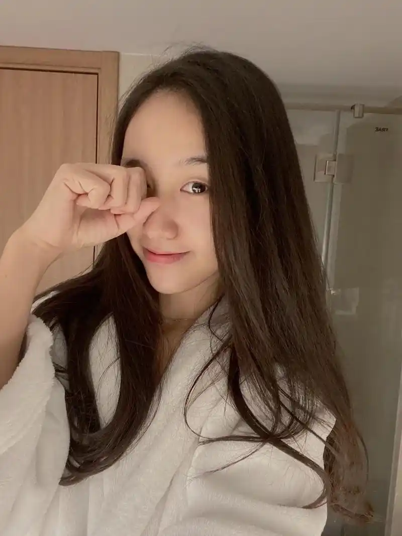 整理照片发现很久没有素颜过了并且不骑摩托的时候皮肤是真的好