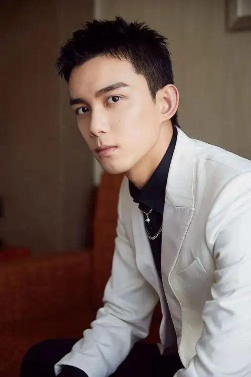 吴磊短发造型"眼神杀"英气十足,白西装配黑衬衫尽显绅士范!__财经头条