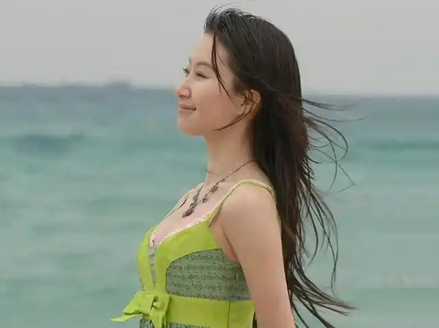 舒畅早期写真曝光,穿连衣裙在海边摆拍,造型甜美身形傲人