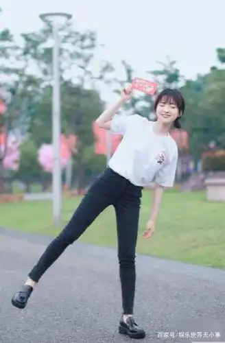 沈月对自己身材多自信?穿紧身牛仔裤拍照,修图师都无从下手