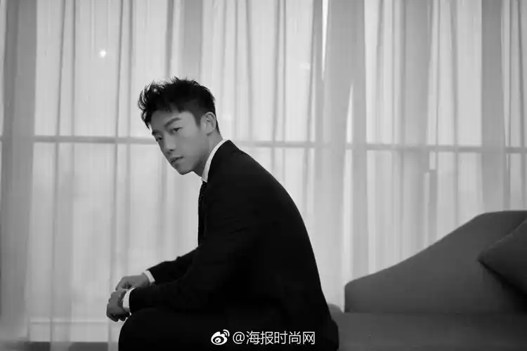 演员@郑恺 帅气亮相活动,一袭@zegna杰尼亚官方微博 黑灰色西装