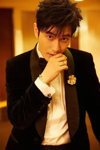 黄晓明白玉兰写真港味十足 丝绒西装配百合胸针优雅帅气并存