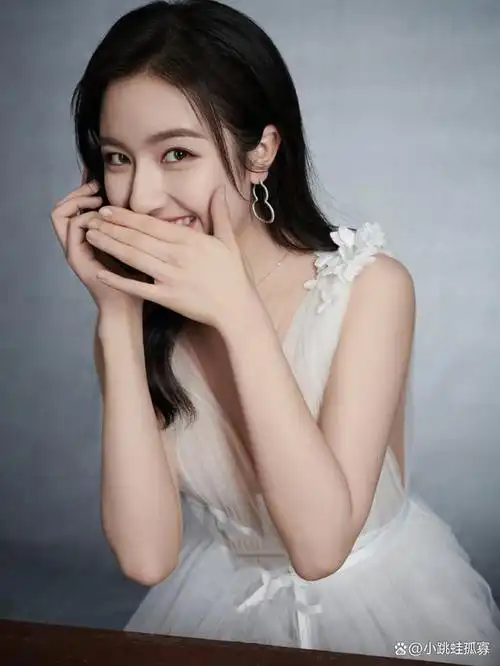 李兰迪穿纯白吊带长裙皮肤白皙!氧化女孩美得犹如天仙