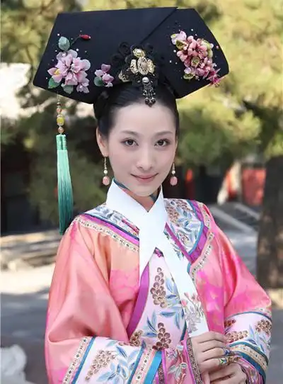 先锋报道-热门专栏-《甄嬛传》安陵容全剧11款旗头,出场时和死时是同