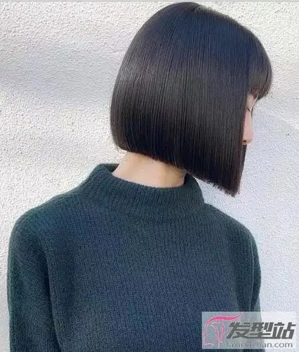 这款一刀切短发走的是欧美风,一侧头发别至耳后更清爽,露额造型展现出