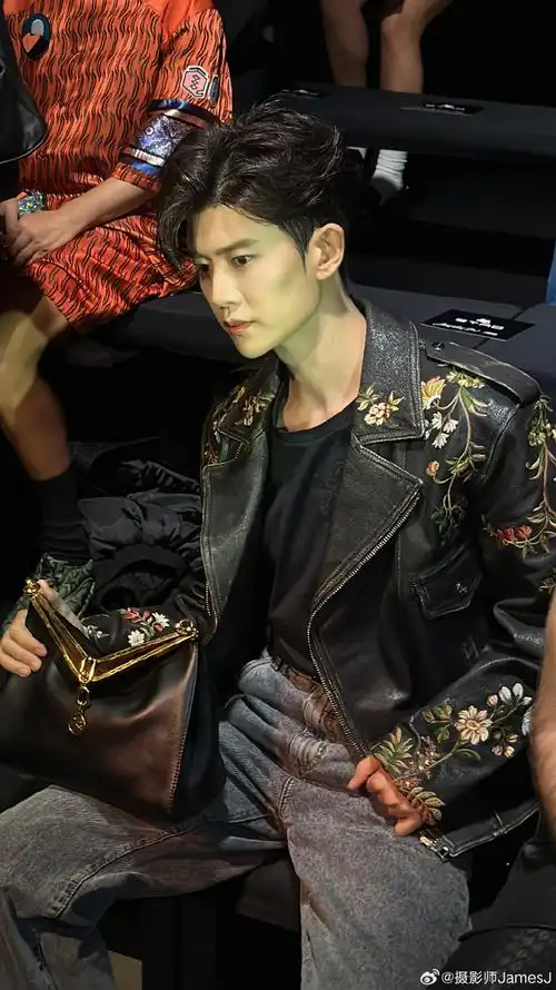 任嘉伦#一身黑色绣花皮衣太炸裂了吧