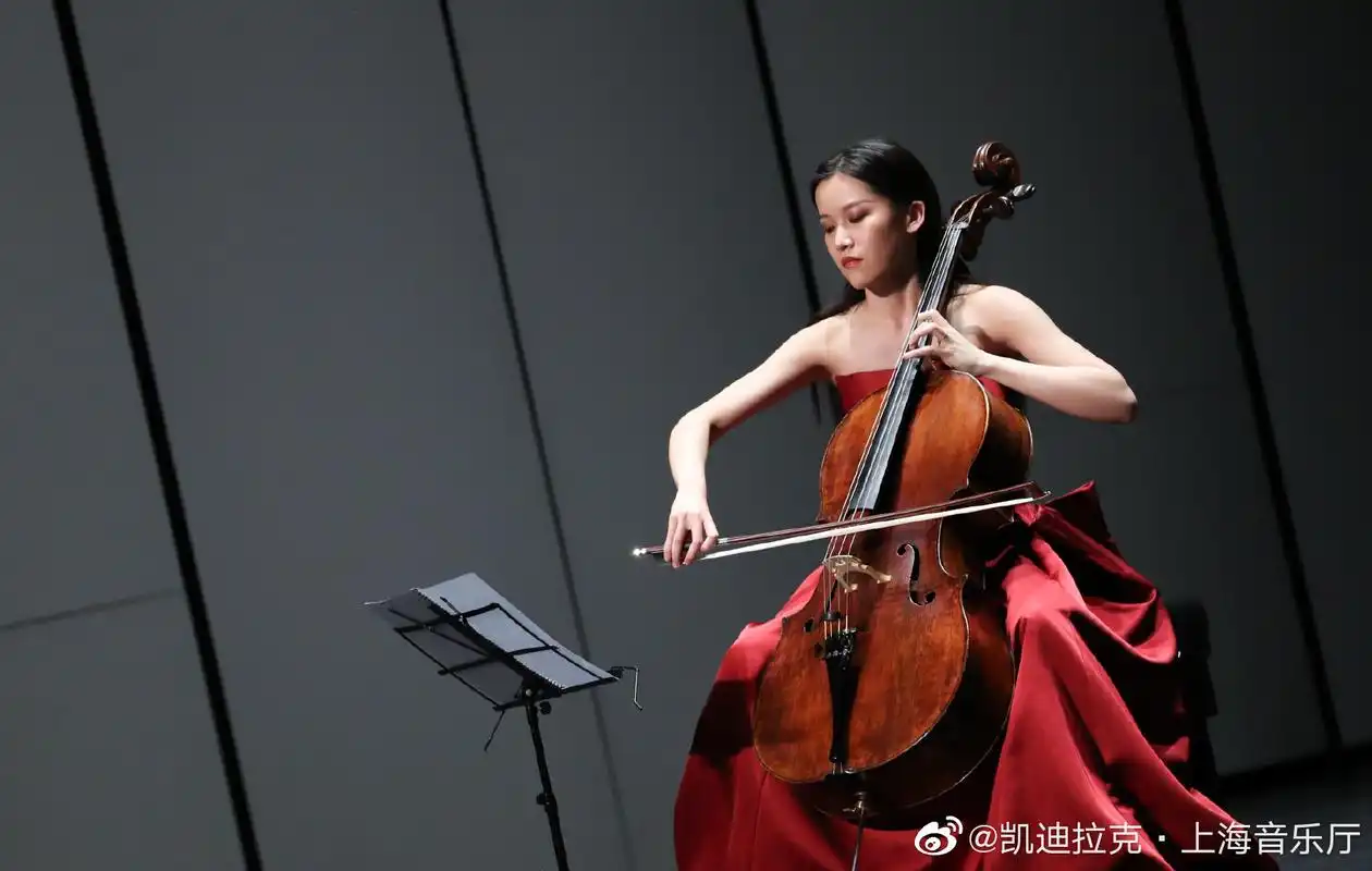 18岁的李拉在上海音乐厅举办了个人首场大提琴独奏音乐会,门票售罄