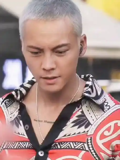 陈伟霆在路边摊吃咖喱鱼蛋,银发寸头造型走路带风,又野又帅!