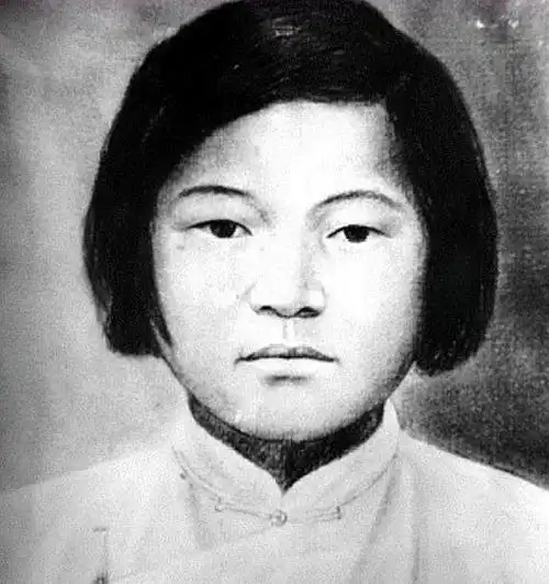 实拍刘胡兰的遗物布鞋破烂不堪最后那张是她的真实相片