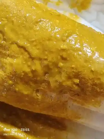 混合喂养 请问这样的屎有奶瓣吗还有一股酸臭味 需不需要换奶粉?