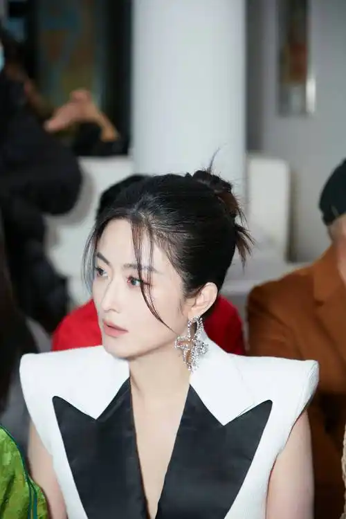 徐百慧亮相中国国际时装周 甜酷造型吸睛 质感与潮