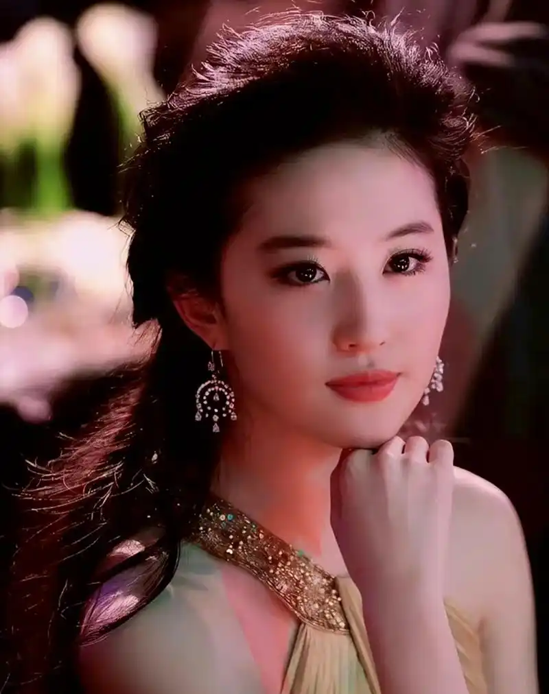 刘亦菲浓妆看起来很豪门啊