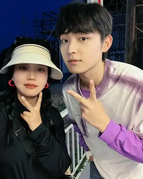 第五张,是她和乔振宇的合影.照片里,现年45岁的乔振宇身穿polo