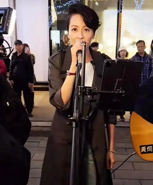 47岁梁咏琪在热闹街头唱歌,皮肤紧致脸上没有皱纹,"不老女神"