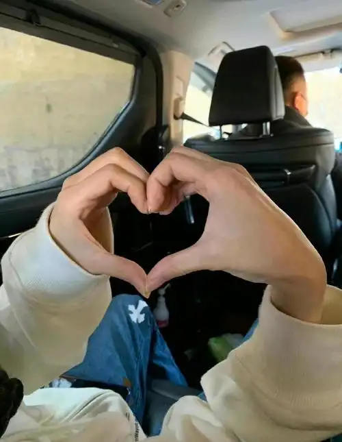 杨颖情人节花式比心##杨颖情人节用脸比心随拍