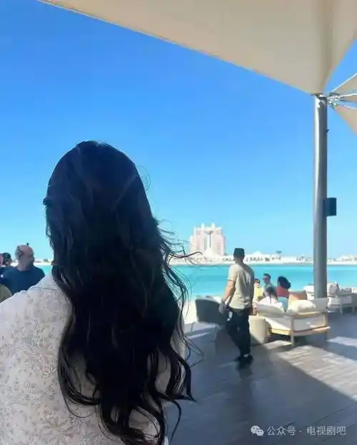 刘亦菲现身阿布扎比拍摄 慵懒卷发背影倩丽_进行_来源_娱乐