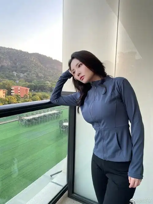 组图:徐冬冬久违晒健身照 穿紧身装下腰大秀傲人曲线