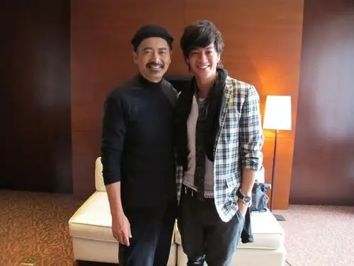 【图】周润发何润东身高对比 发哥结婚30年膝下无子仍相爱