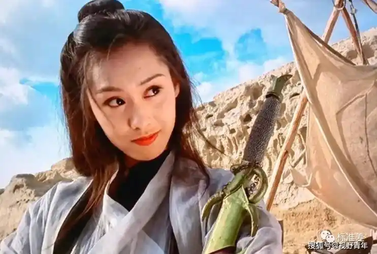 朱茵对着周星驰饰演的至尊宝眨眼的那一刻,真的让人惊艳,无法抗拒她的