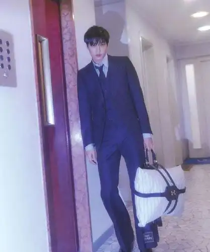 西装的造型也是非常考验穿着者的,但是金钟仁仗着自己182cm的模特身材